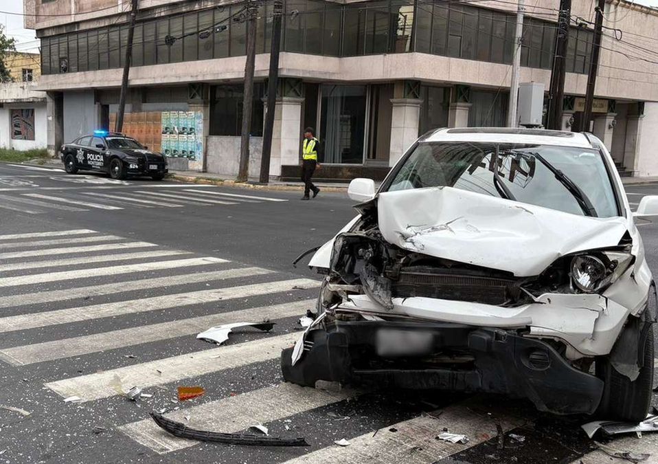 El choque fue protagonizado por una camioneta y un auto compacto en Monterrey. | Ángel Mercado