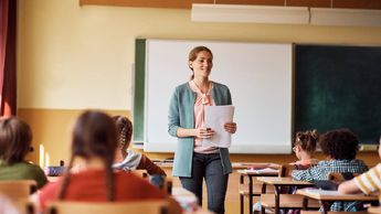 Maestra dando clases a alumnos | Especial