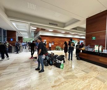 Carteles, consignas y mochilas: los alumnos se preparan para permanecer toda la noche en la Rectoría | Usi Toledo