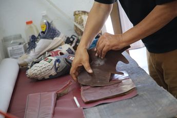Don Manuel comenzó con esta labor de reparar guantes cuando él jugaba béisbol. | Roberto Alanís