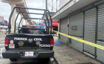 Paramédicos de la Cruz Roja Mexicana confirmaron el deceso del hombre sobre la avenida Félix U Gómez. | Pedro Delgado