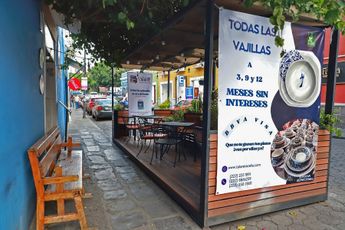 Uno de los parklet está plagado de publicidad, obstruyendo la visibilidad e incluso su uso / Melanie Torres