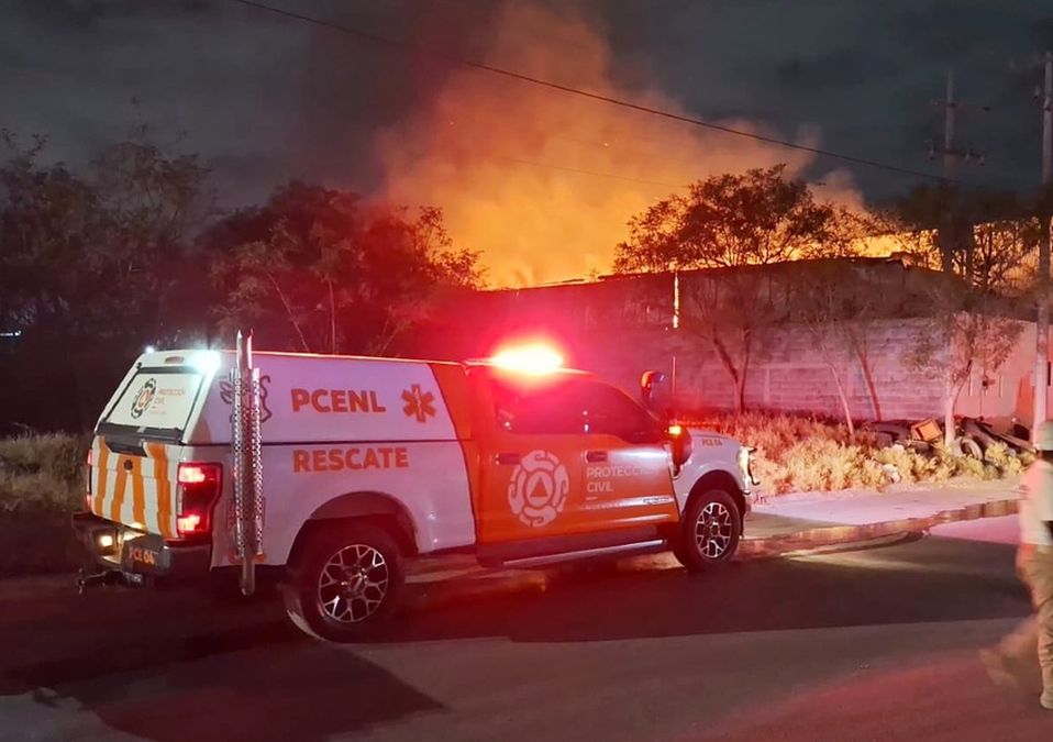 Fuerte incendio en una bodega causa movilización en Apodaca. | Leyda Estrada