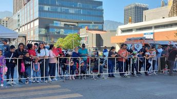 Personas esperan el desfile en el Centro de Monterrey / Leyda Estrada
