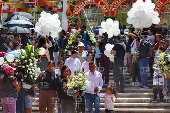 Personas de todas las edades acudieron a la misa de cuerpo presente de Mateo, quienes externaron sus condolencias al alcalde / Melanie Torres