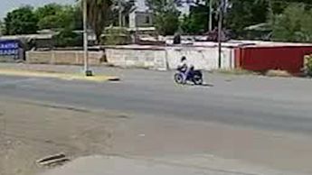 Joven pierde el control de su motocicleta tras brincar bordo y muere