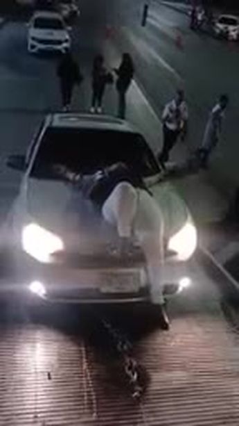 Inesperado. Mujer se sube a cofre para evitar que se lleven su auto en el alcoholimetro en Torreón