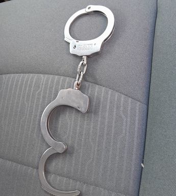 Esposas utilizadas por el detenido para someter a la víctima. | Cortesía