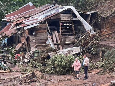 Una familia de Huauchinango junto a su vivienda destruida luego de las devastaoras lluvias en la Sierra Norte de Puebla / Jesús Zavala