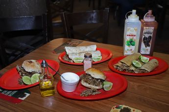 La tropicalización del platillo ha permitido que la carne sea servida sobre pan de pita o sobre una tradicional cemita poblana / Melanie Torres