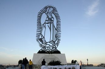 Llega Rosa de Plata a la Nueva Explanada de la Virgen de Guadalupe / Raúl Palacios