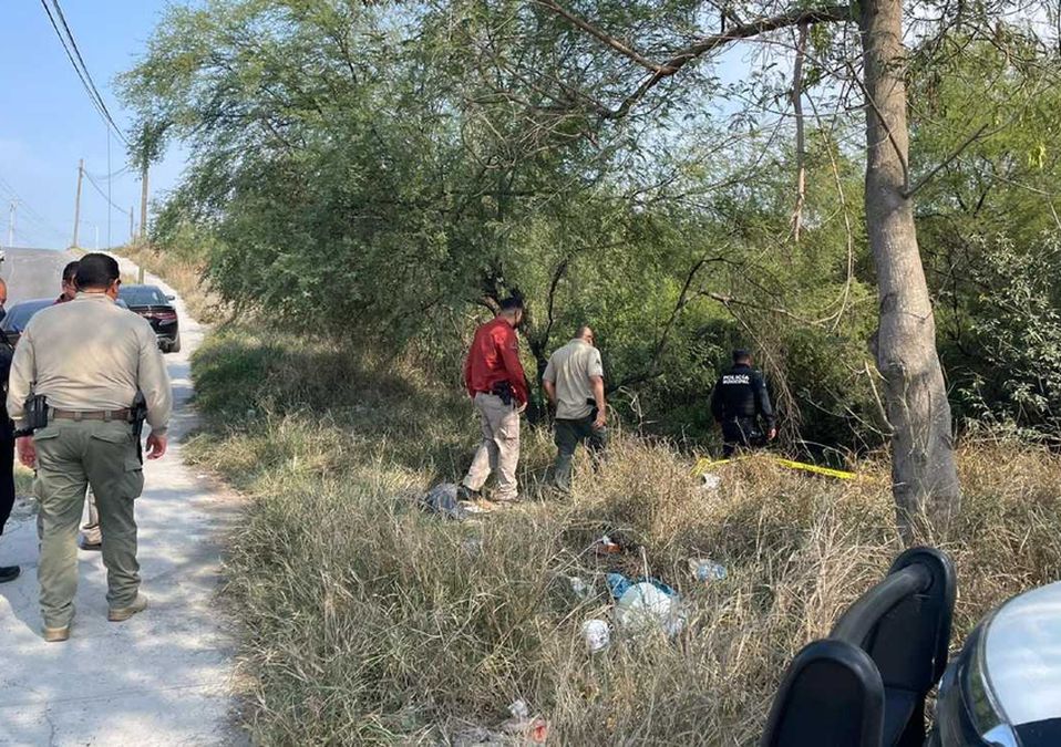 Hallan cuerpo en estado de descomposición en lote baldío de Juárez, NL