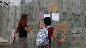 Amigas de María Fernanda pegaron consignas afuera de Casa de Justicia durante la audiencia / Melanie Torres