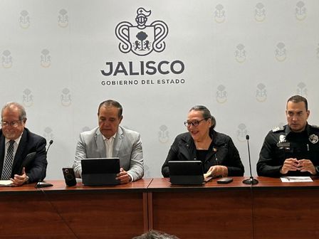 Los funcionarios ofrecen un espacio para que la prensa pueda hacer sus preguntas | Sergio Ortiz