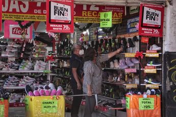 Antes de que se acaben, capitalinos aprovechan ofertas del Buen Fin