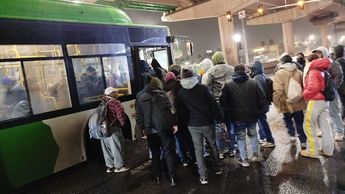 Ruta urbana abarrotada de pasajeros tras fallas en el Metro. | Especial