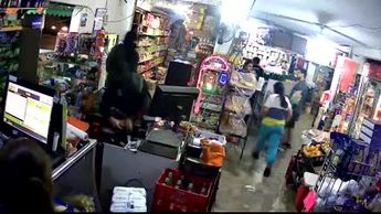 Hombres armados asaltan tienda de abarrotes y hieren a mujer en Monterrey