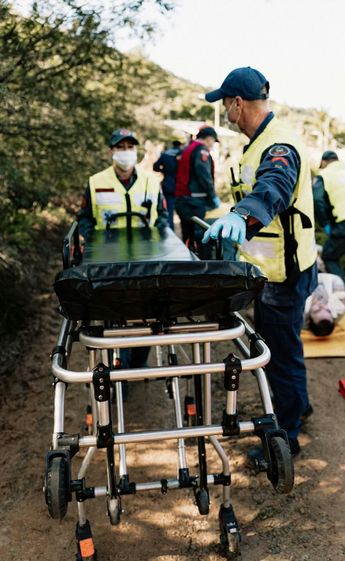 Paramédicos de Cruz Roja atendieron al hombre y lo trasladaron de emergencia al Hospital General.