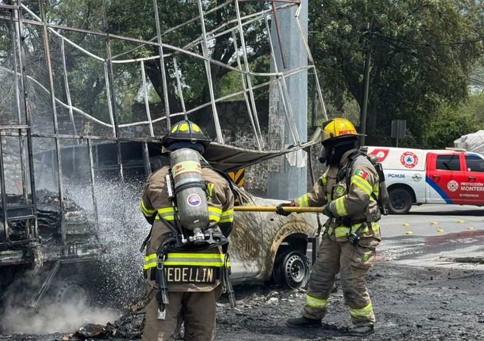 Dos hombres lograron ponerse a salvo luego de que una camioneta que transportaba pacas de cartón se incendiara por completo.| Agustín Martínez