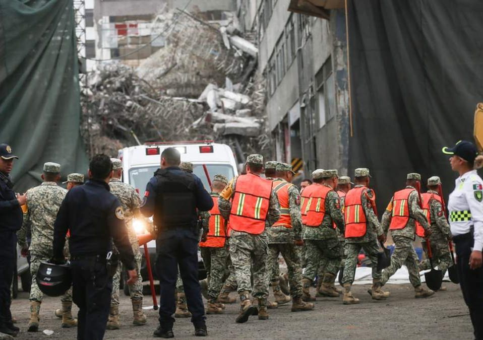 Los servicios de rescate dan apoyo a los afectados por el derrumbe del edificio ubicado en San Antonio Abad. | Araceli López