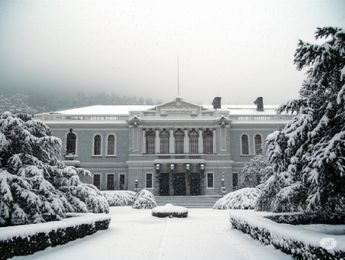 Rectoría de la Universidad de Guadalajara cubierta de nieve | ChatGPT
