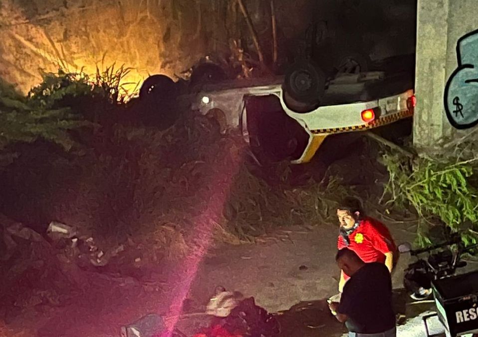 Taxista pierde el control de su auto y cae a un canal en Monterrey. | Mayte Villasana
