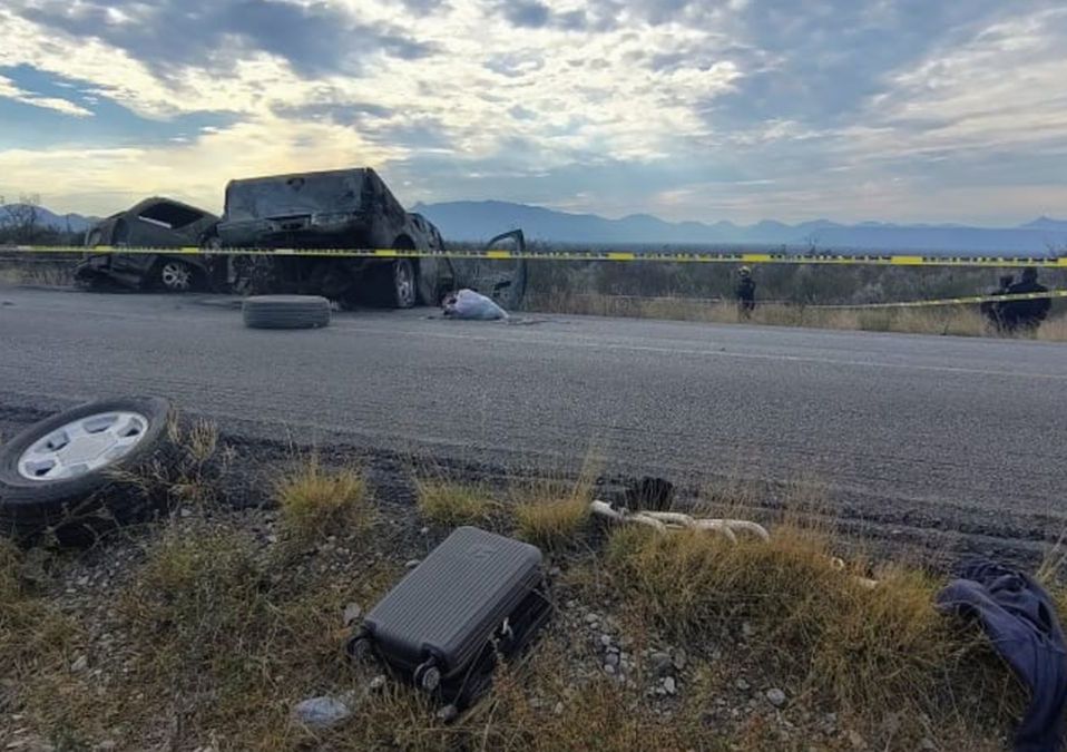 Dos muertos y seis lesionados fue el saldo de un choque frontal que provocó un incendio entre dos camionetas en Lampazos
