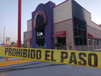 Durante la madrugada se logró apreciar una columna de humo que salía de un restaurante de pollos asados en Apodaca / Israel Santacruz