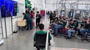 Trabajadores disfrutan del partido inaugural | Fabricio Gallegos