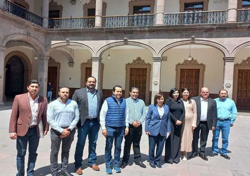 Tras espera, alcaldes reciben parte de fondo tras reunión con tesorero de NL