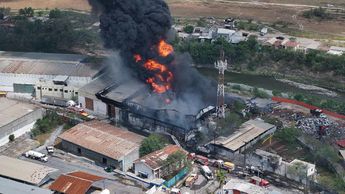 El incendio provocó el desalojo de trabajadores y vecinos de la zona. | Omar Benavides