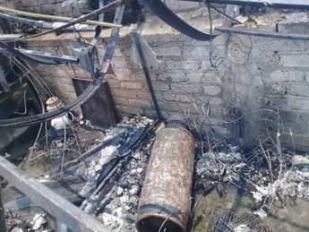 El tanque de gas quedó tirado a un costado de la vivienda, donde distintos objetos terminaron consumidos por el fuego / Especial