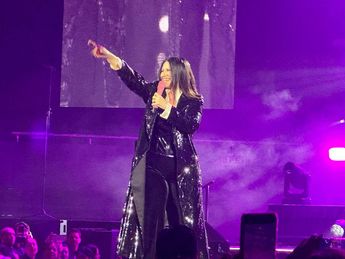 Fue en punto de las 21:10 que la cantante salió para reencontrarse con 12 mil 500 fieles fans. | Alberto Santos