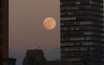 Luna gigante desde la Torre Latino CdMx / Naomi Antonio
