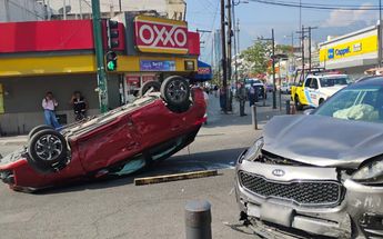 La circulación en el cruce de la avenida Juárez con la calle Aramberri fue cerrada momentáneamente tras el accidente. | Sandra González