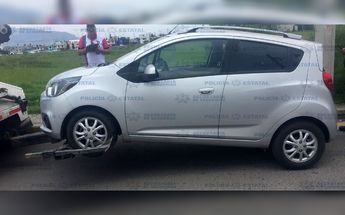 La pareja fue abordada por hombres armados en un vehículo color gris / SSEM