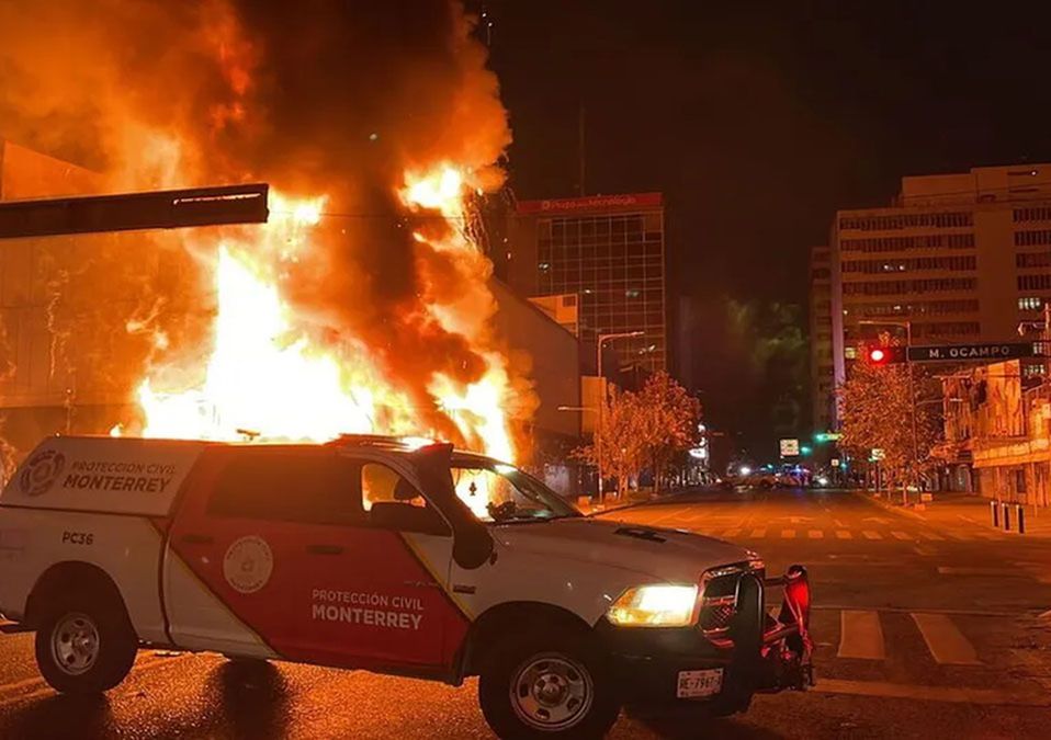 Fuego consume edificio en el Centro de Monterrey