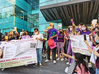 Padre de Yolanda llega a Fiscalía de Nuevo León en marcha por la desaparición de su hija. / Alexandra Amao