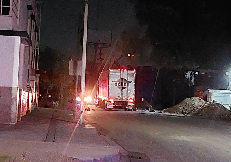 Tráiler derriba postes y deja sin luz a vecinos de la colonia Industrial Lincoln en Monterrey. | Leyda Estrada