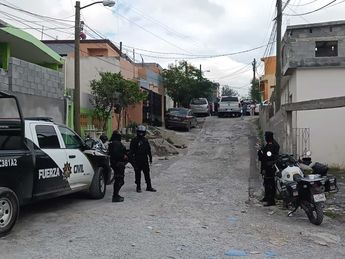 Elementos de Fuerza Civil y paramédicos de la Cruz Roja llegaron a atender el hecho. | Israel Santacruz