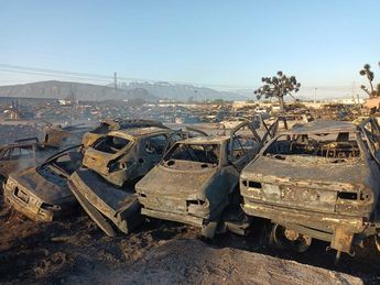 Así quedó el lote de autos tras incendio en El Carmen / Israel Santacruz