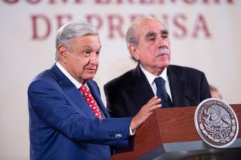 El presidente López Obrador (izq.) y el titular de la UIF, Pablo Gómez. | Cortesía