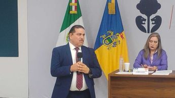 Servidor público encabezando un mensaje oficial durante una rueda de prensa en el Estado de Jalisco