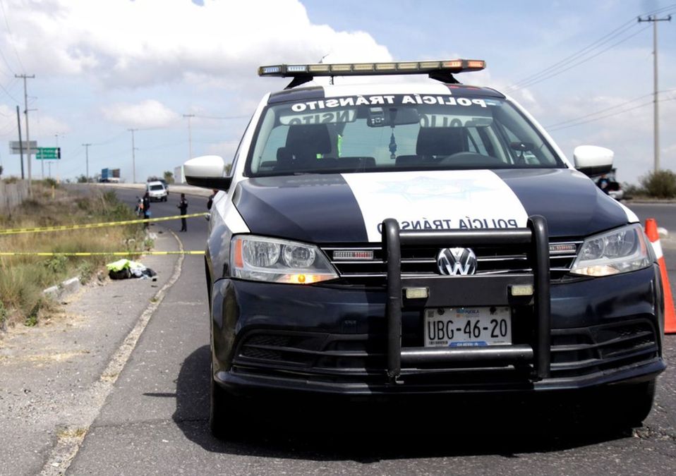 Policías de Tránsito de Amozoc acordonaron el lugar donde murió el peatón / Agencia Enfoque