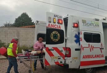 Traslado de un herido tras la explosión en Xaloztoc, Tlaxcala / Ana Laura Vázquez