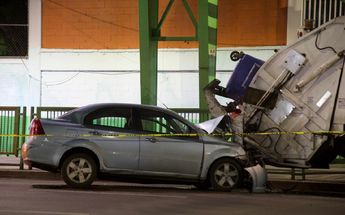 En Iztapalapa auto choca contra camión de basura | Enrique Luna