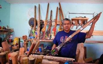 La familia Rivadeneyra lleva 35 años elaborando mosquetones para el carnaval de Huejotzingo / Andrés Lobato