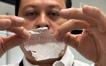 Profesor Aarón Rodríguez sosteniendo la película conductora y semiconductora