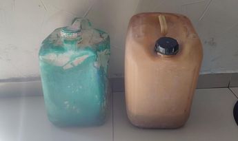 Garrafones con aceite y gasolina que estaban en posesión del detenido. | Cortesía