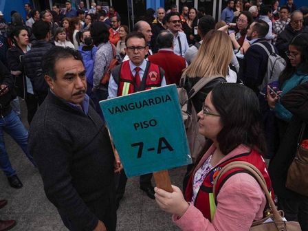 Durante un sismo, la gente desalojada de los edificios deben permanecer en los puntos de encuentro | Cuartoscuro